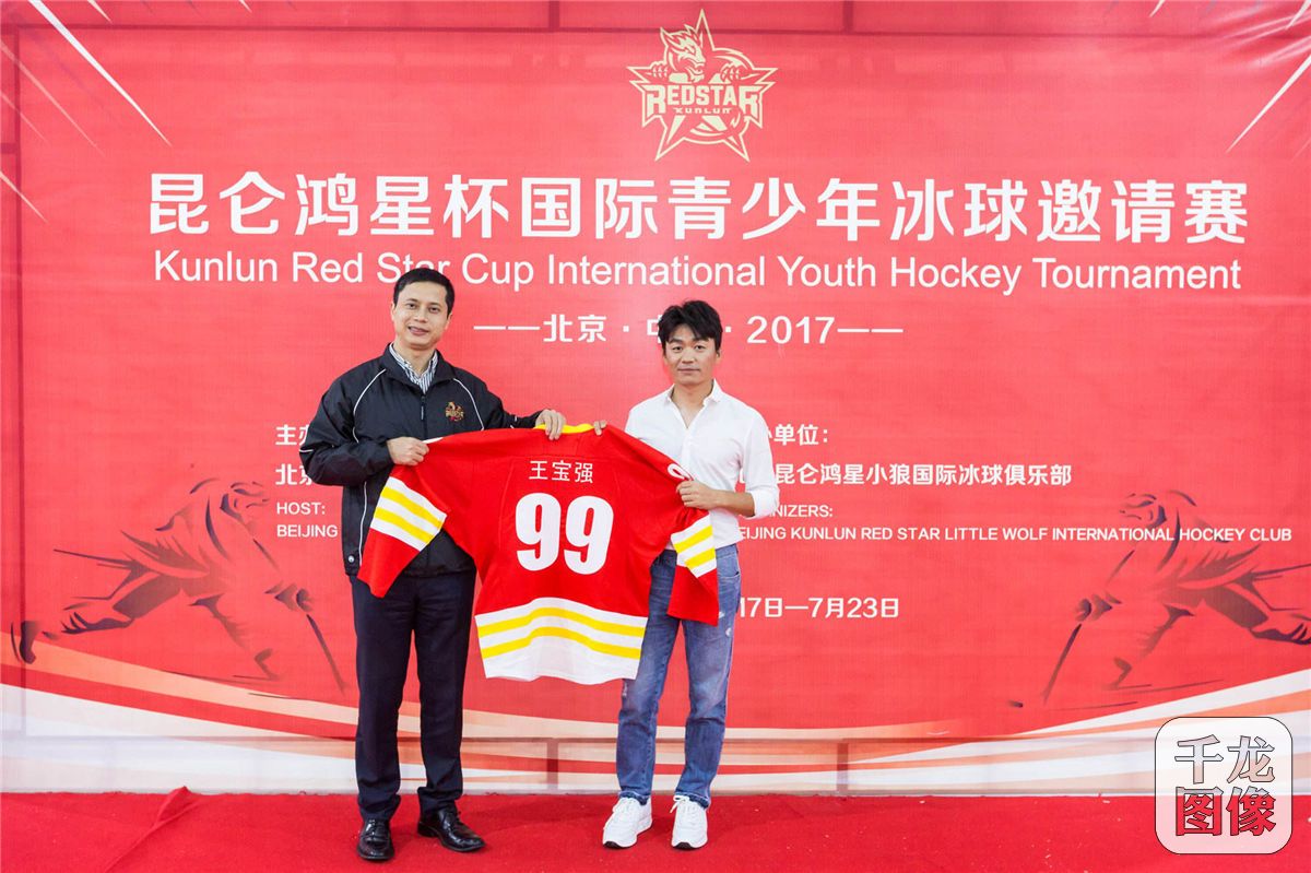 王宝强获赠昆仑鸿星俱乐部赠送的99号球衣