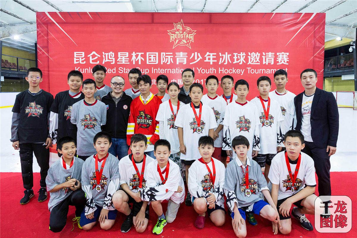 王宝强与宣布加入北京昆仑鸿星小狼冰球俱乐部的U14-U16运动员合影