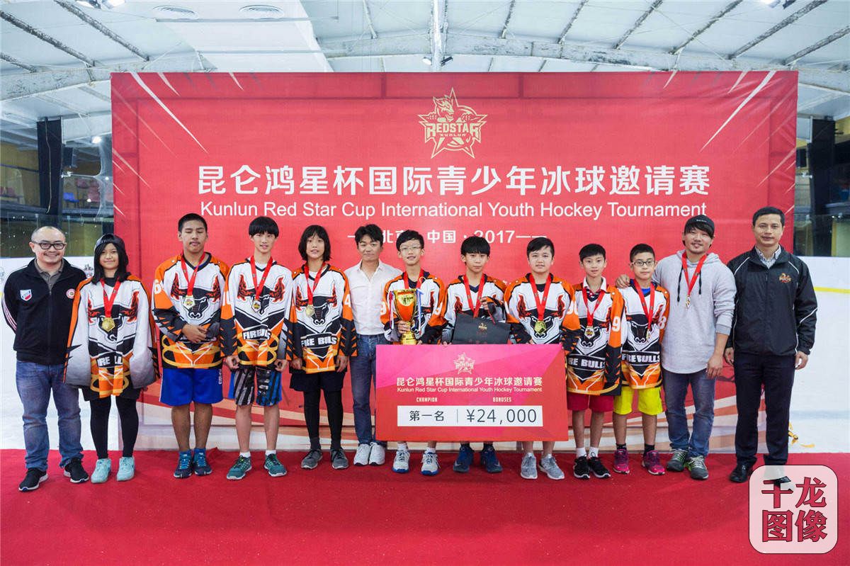 王宝强为获得U13组冠军的中国台北火牛队颁奖