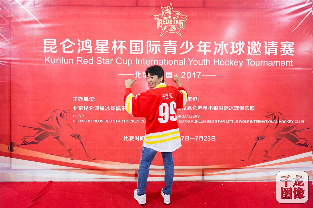王宝强展示俱乐部赠送的球衣