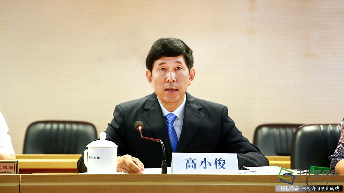 图为北京市卫生和计划生育委员会委员、新闻发言人高小俊介绍情况。