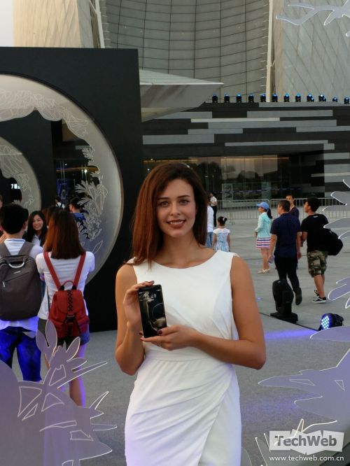 配备了4GB LPDDR4X内存和128GB USF2.1存