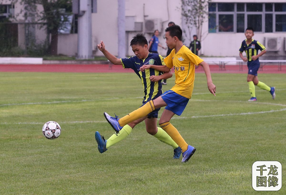 第34届北京晚报·中赫国安·百队杯足球赛7月26日在北京落幕，本届比赛吸引了706支球队、6671名小球员参赛，比赛场次多达1479场，参赛球队、球员数量和比赛场次，都是近十年来最多的一届。千龙网记者 戚连民摄