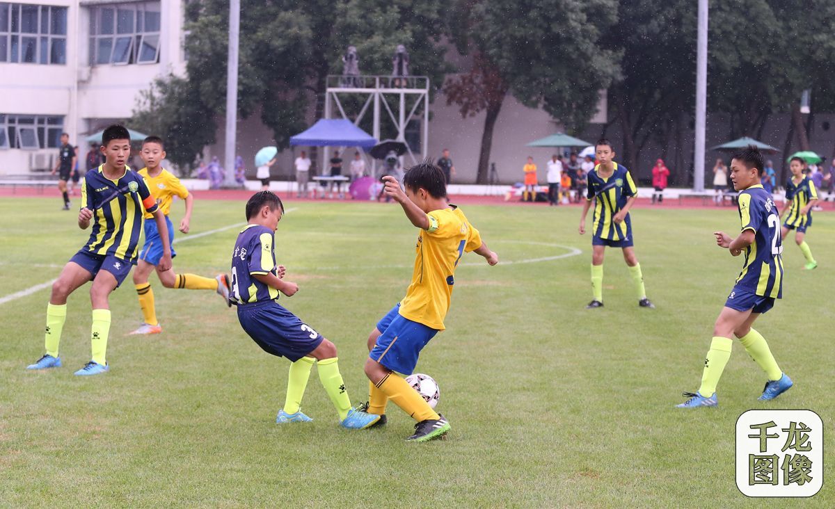 第34届北京晚报·中赫国安·百队杯足球赛7月26日在北京落幕，本届比赛吸引了706支球队、6671名小球员参赛，比赛场次多达1479场，参赛球队、球员数量和比赛场次，都是近十年来最多的一届。千龙网记者 戚连民摄