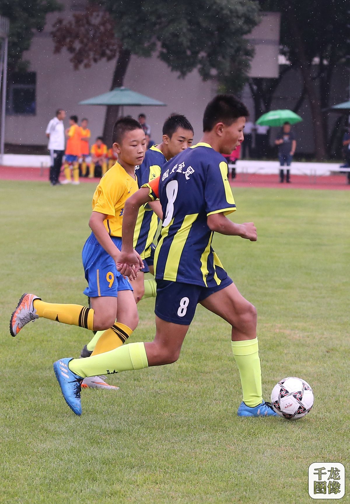 第34届北京晚报·中赫国安·百队杯足球赛7月26日在北京落幕，本届比赛吸引了706支球队、6671名小球员参赛，比赛场次多达1479场，参赛球队、球员数量和比赛场次，都是近十年来最多的一届。千龙网记者 戚连民摄