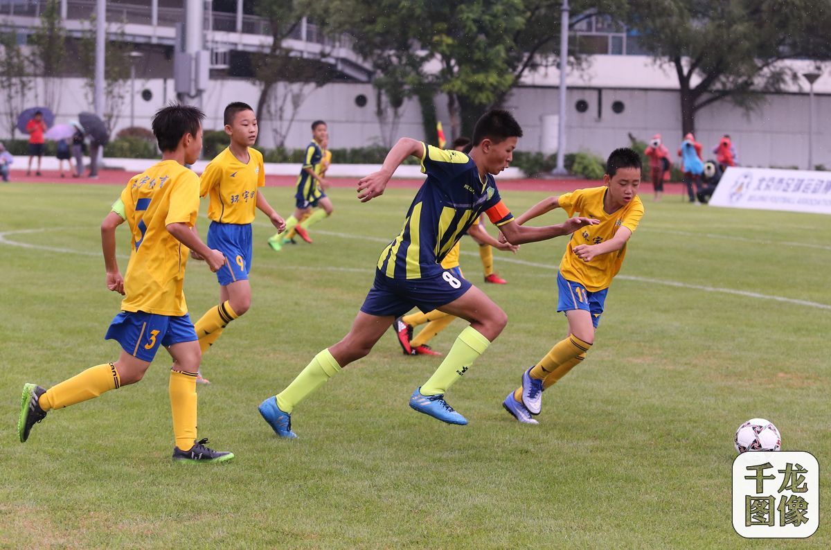 第34届北京晚报·中赫国安·百队杯足球赛7月26日在北京落幕，本届比赛吸引了706支球队、6671名小球员参赛，比赛场次多达1479场，参赛球队、球员数量和比赛场次，都是近十年来最多的一届。千龙网记者 戚连民摄