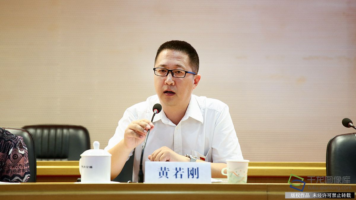 图为北京市疾病预防控制中心副主任黄若刚介绍情况。