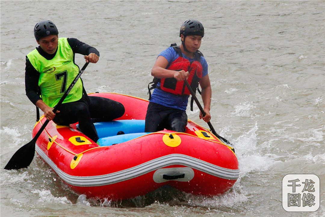 8月1日，2017中国漂流俱乐部联赛竞速赛和对抗赛在玉树市举行。图为漂流对抗赛，两队差距明显。千龙网记者 姜雪峰 摄