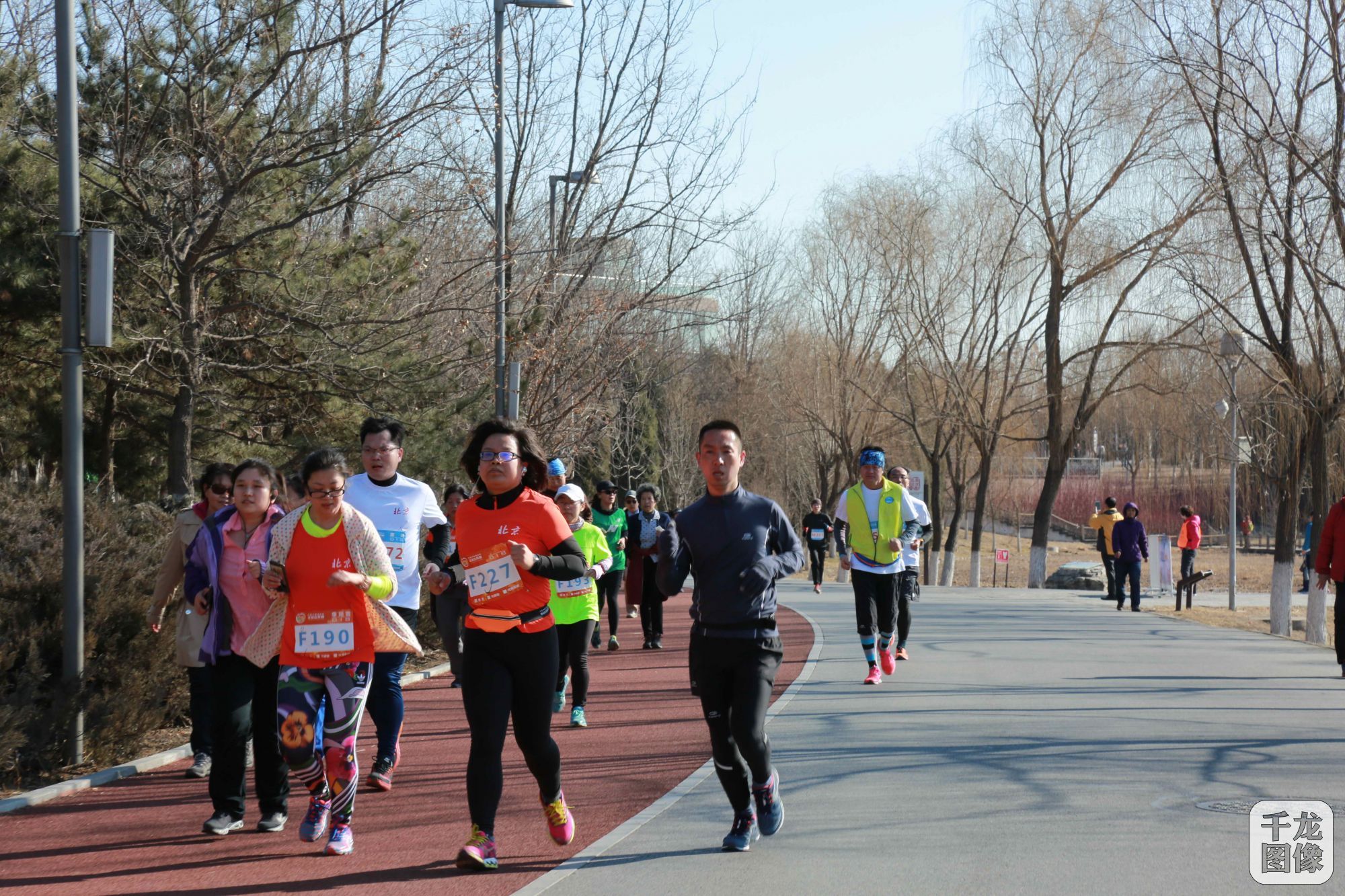 2017年2月25日，跑向2022冬奥会·第十八届公园半程马拉松北京公开赛在北京奥林匹克森林公园成功举办。经过近两个小时的激烈角逐，M585号选手朱兴有以1小时15分33秒的成绩问鼎男子组冠军。女子方面F194号选手陈茹以1小时30分03秒的成绩摘得冠军。【北京体育总会供图】