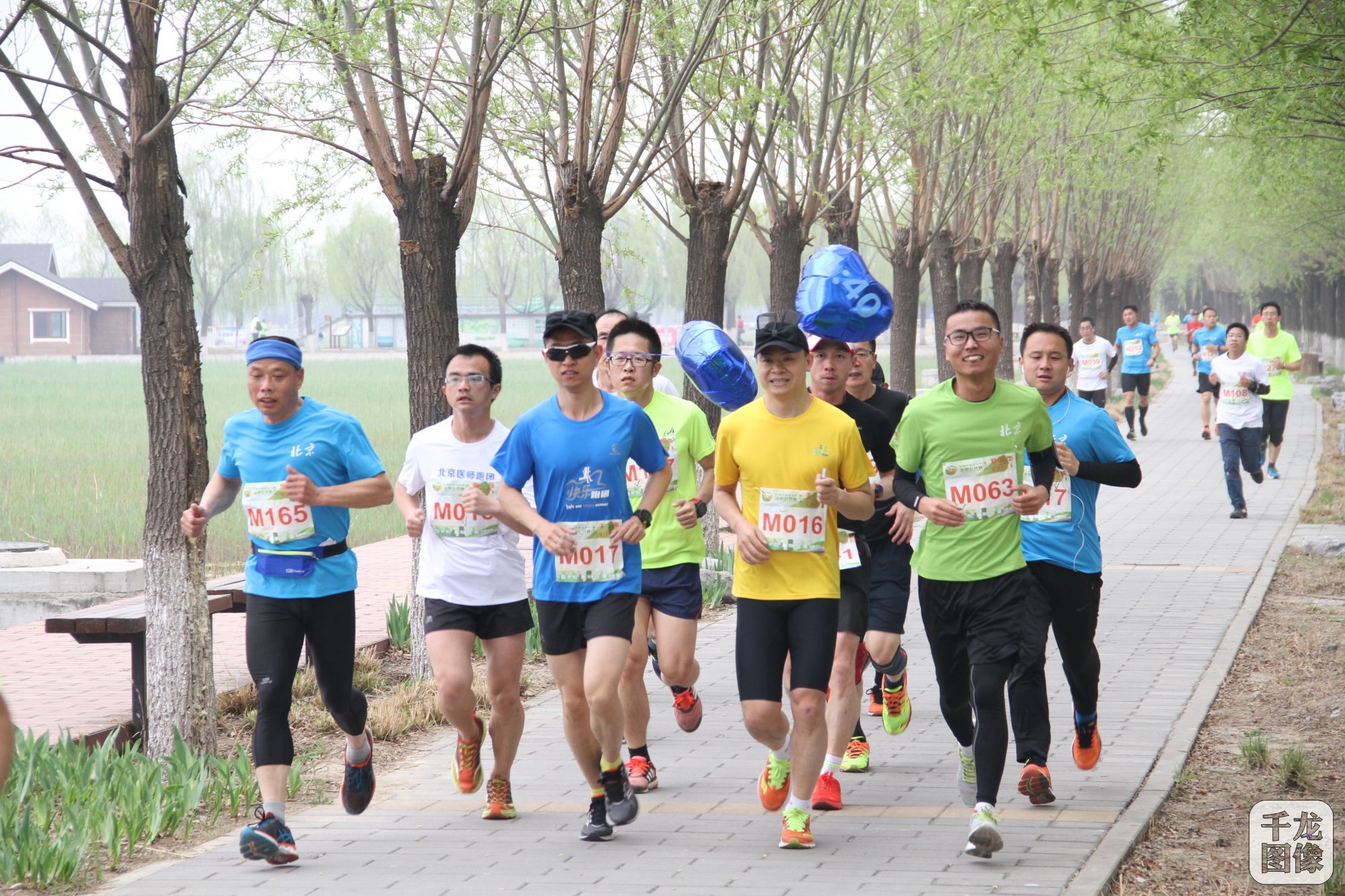 2017年4月8日，跑向2022冬奥会·第二十一届、第二十二届公园半程马拉松北京公开赛在北京园博园成功举办，进一步满足群众体育健身需求，推动全民健身和全民健康深度融合。上、下午共计1000余位选手参与到竞逐当中。第二十一届公园半马在永定河畔鸣笛起跑，第二十二届公园半马午后在园博园举行。【北京市体育总会供图】
