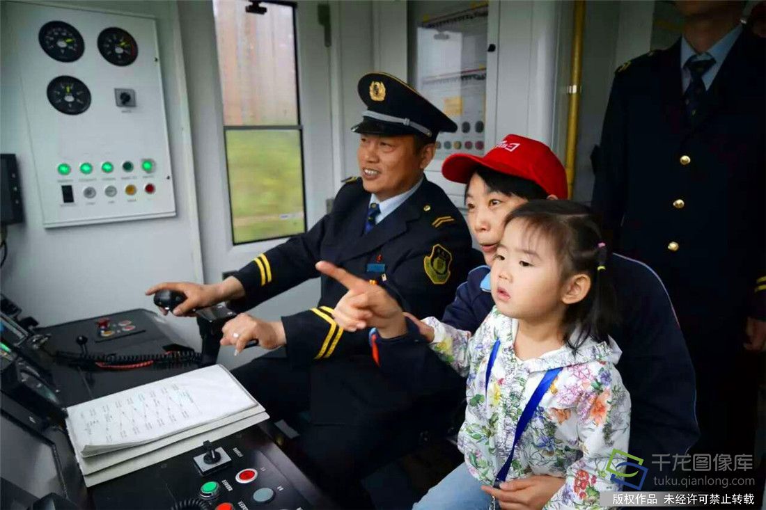 弘扬新时期劳模精神 践行一带一路倡议 近50