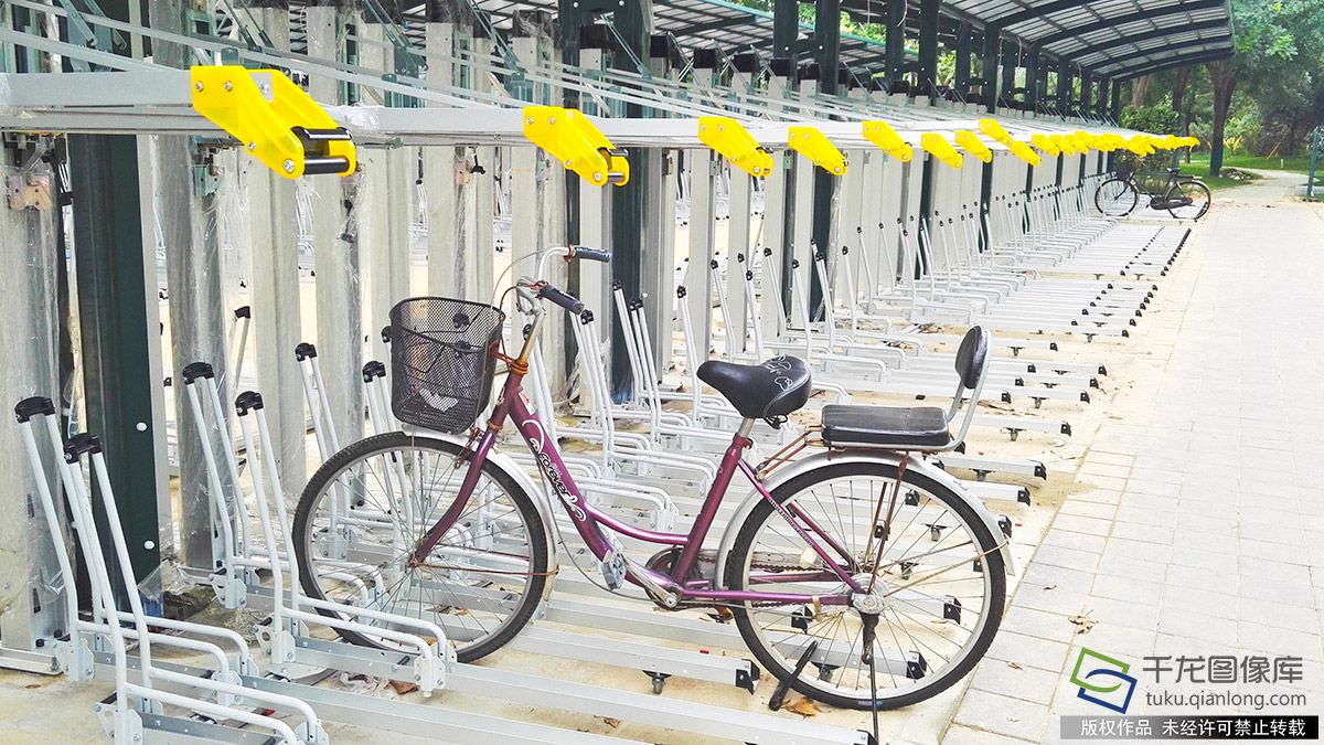 自行车双层停车位亮相北京大兴地铁站沿线