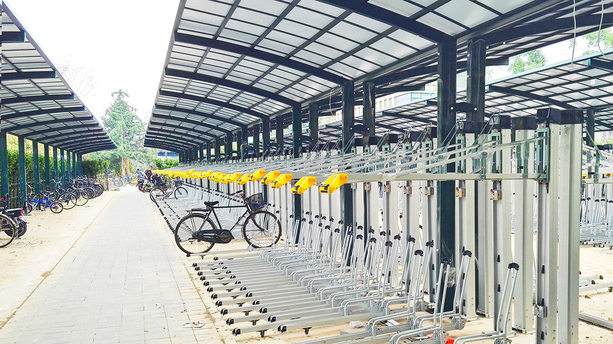 自行车双层停车位亮相北京大兴地铁站沿线