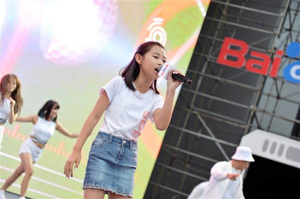 李彦宏女儿开“万人演唱会”  百度厂长弹吉他伴奏