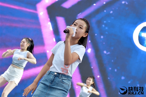 李彦宏女儿开“万人演唱会”  百度厂长弹吉他伴奏