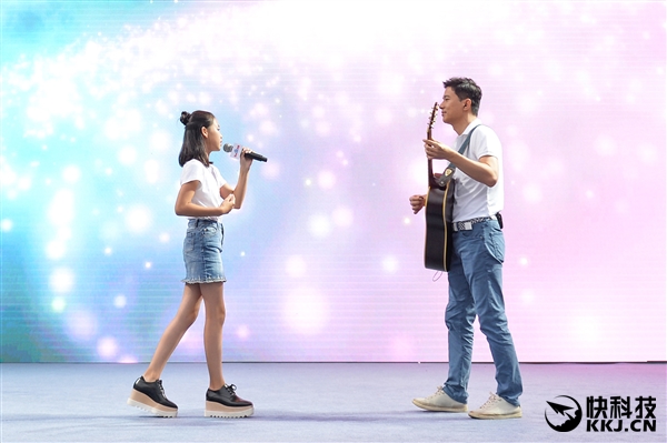 李彦宏女儿开“万人演唱会”  百度厂长弹吉他伴奏