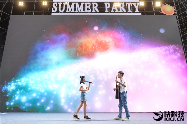 李彦宏女儿开“万人演唱会”  百度厂长弹吉他伴奏