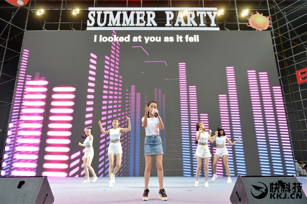 李彦宏女儿开“万人演唱会”  百度厂长弹吉他伴奏