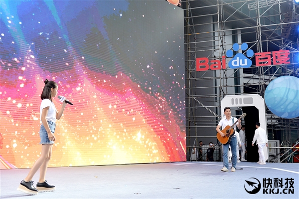 李彦宏女儿开“万人演唱会”  百度厂长弹吉他伴奏