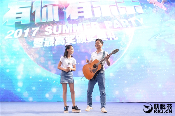 李彦宏女儿开“万人演唱会”  百度厂长弹吉他伴奏