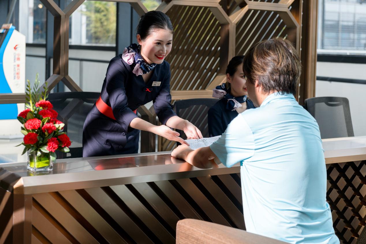 胡歌现身东航虹桥高端值机区开幕式 对话超萌服务机器人