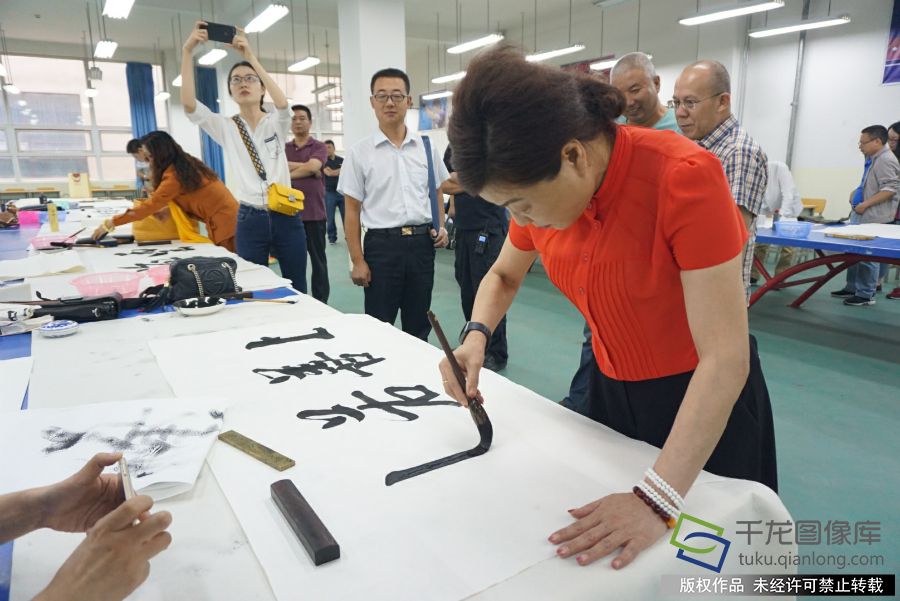 首都艺术家现场挥毫泼墨，在新疆留下一幅幅墨宝 千龙网记者 张静摄