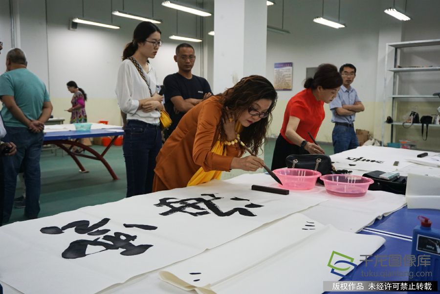 首都艺术家现场挥毫泼墨，在新疆留下一幅幅墨宝 千龙网记者 张静摄   