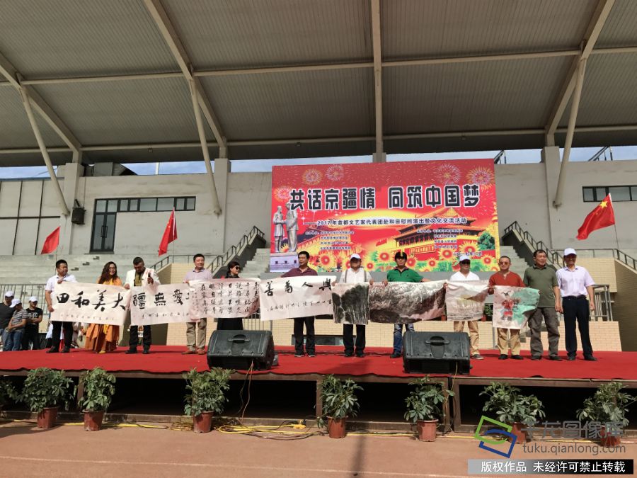 书画家将自己的书画作品赠与新疆的居民，千龙网记者 张静摄
