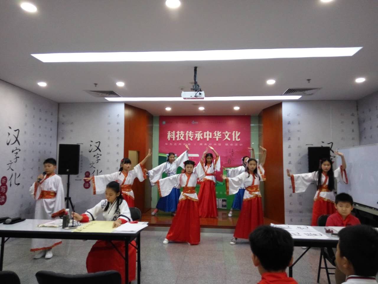 1、五年级学生展示自己创编的歌舞《诗经 鹿鸣》