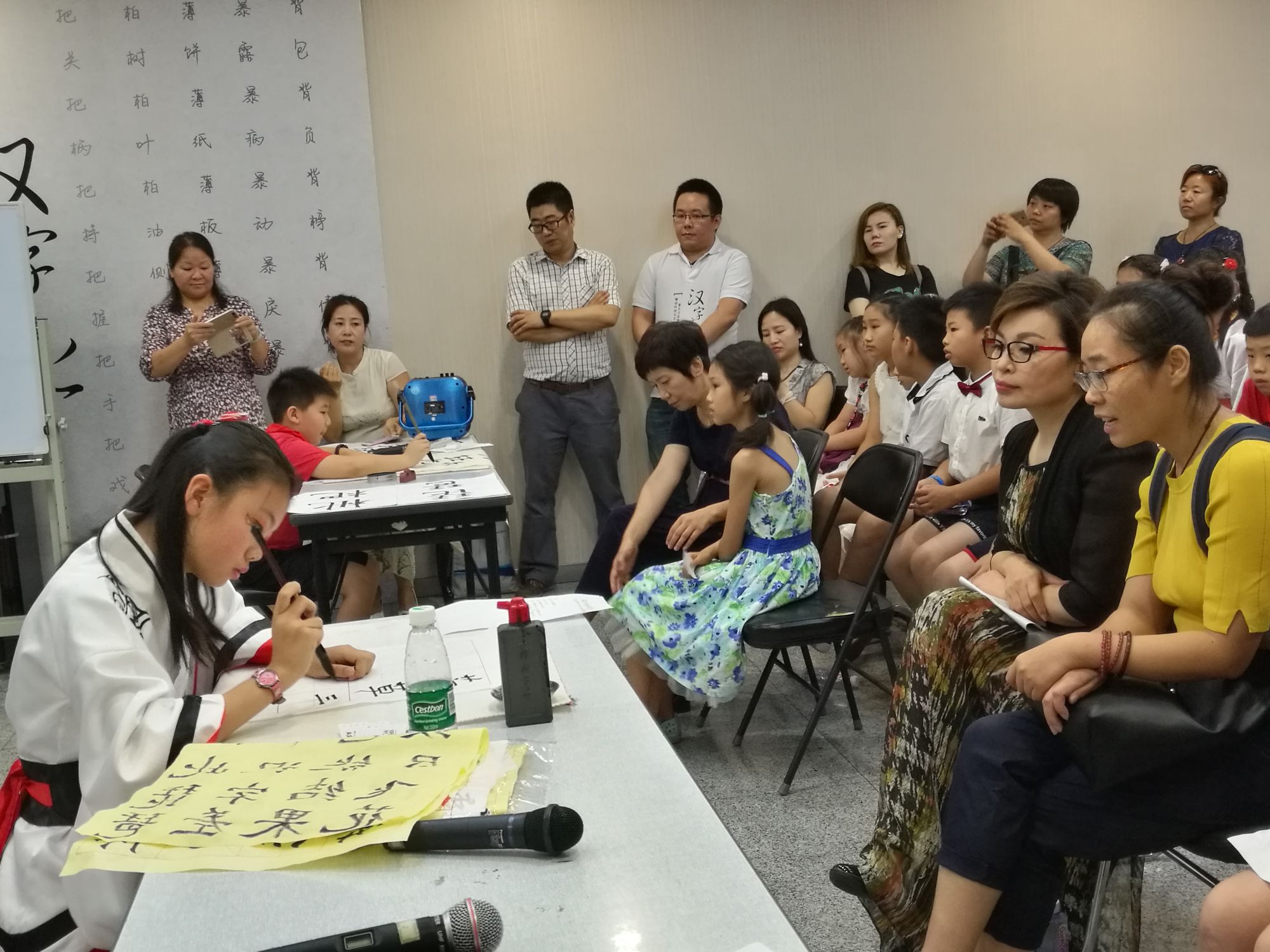 6、五2班巩艾淇现场书法吸引了来宾的注目