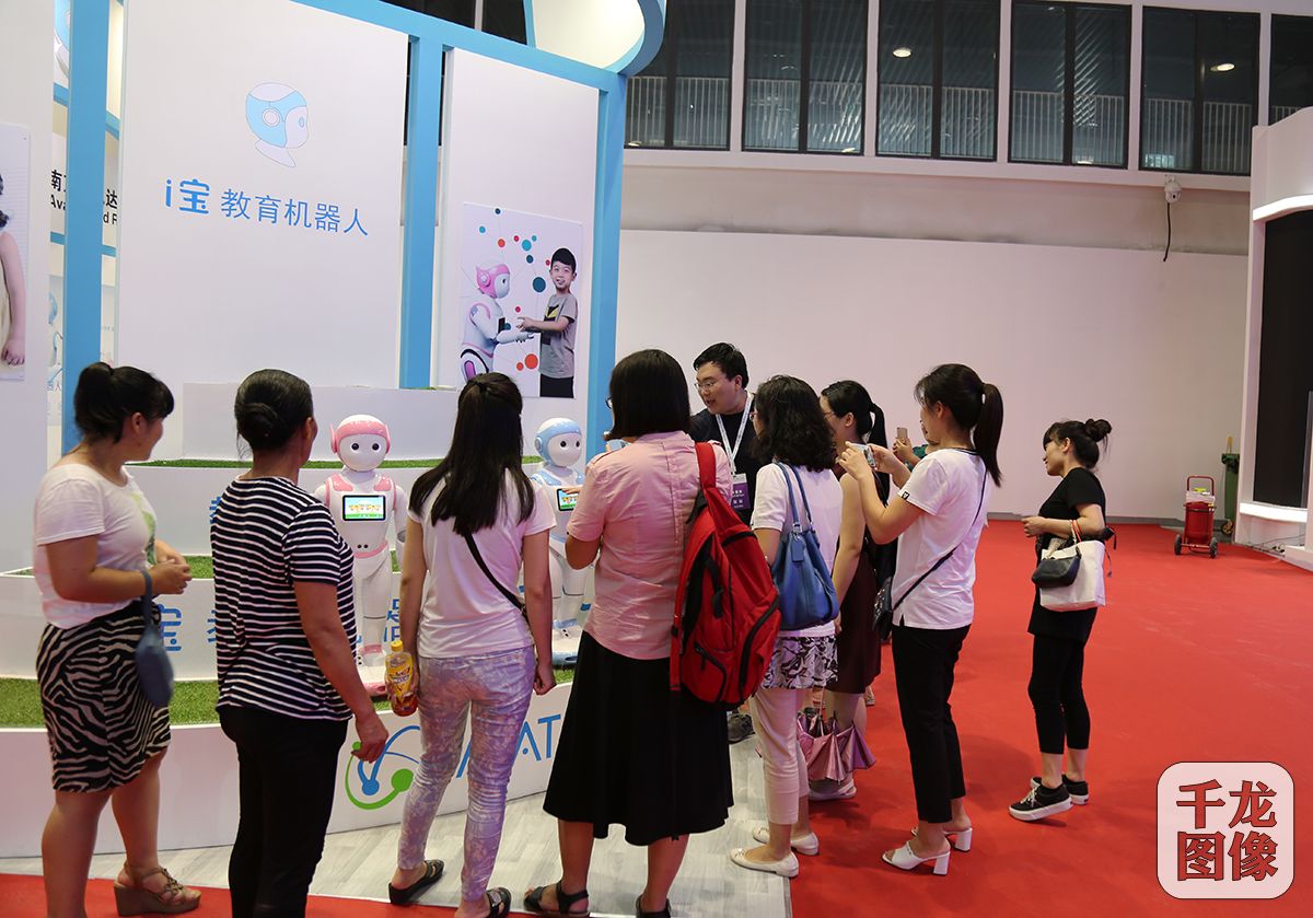 育儿机器人是妈妈的最爱