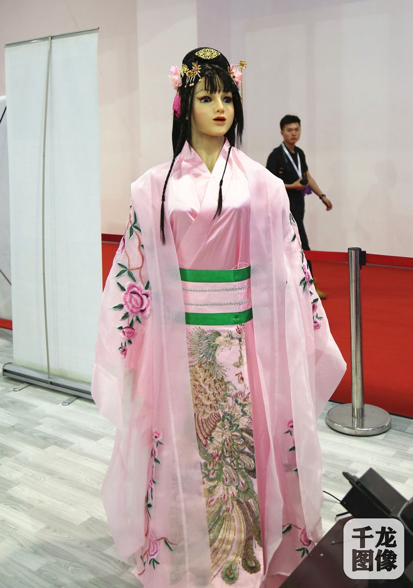 机器人大会上的美女机器人