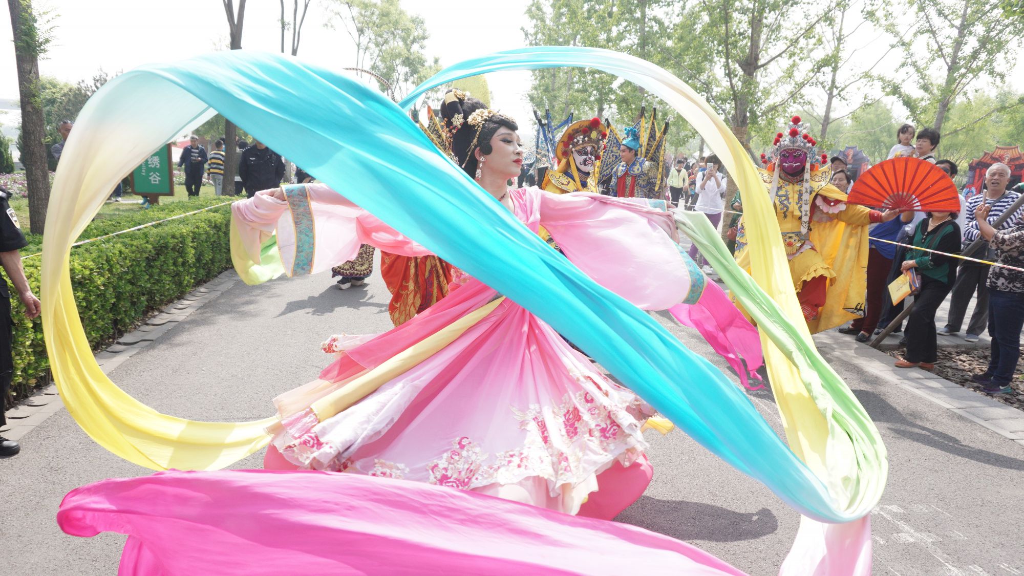 花车巡游  刘平摄