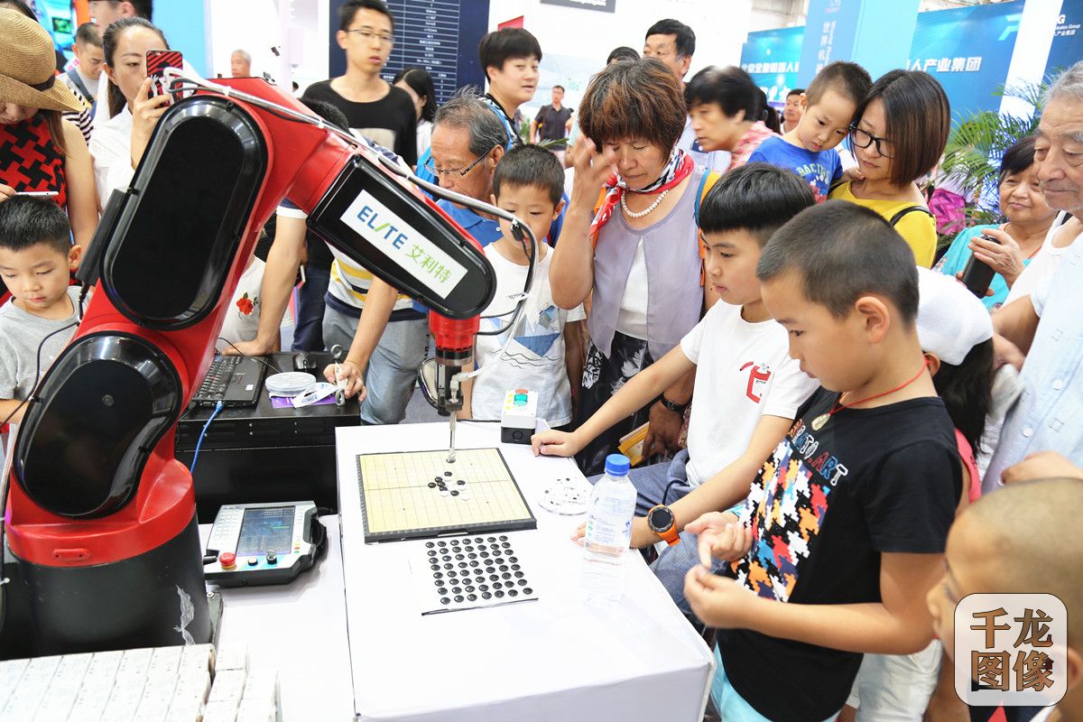 与机器人进行比赛的小观众