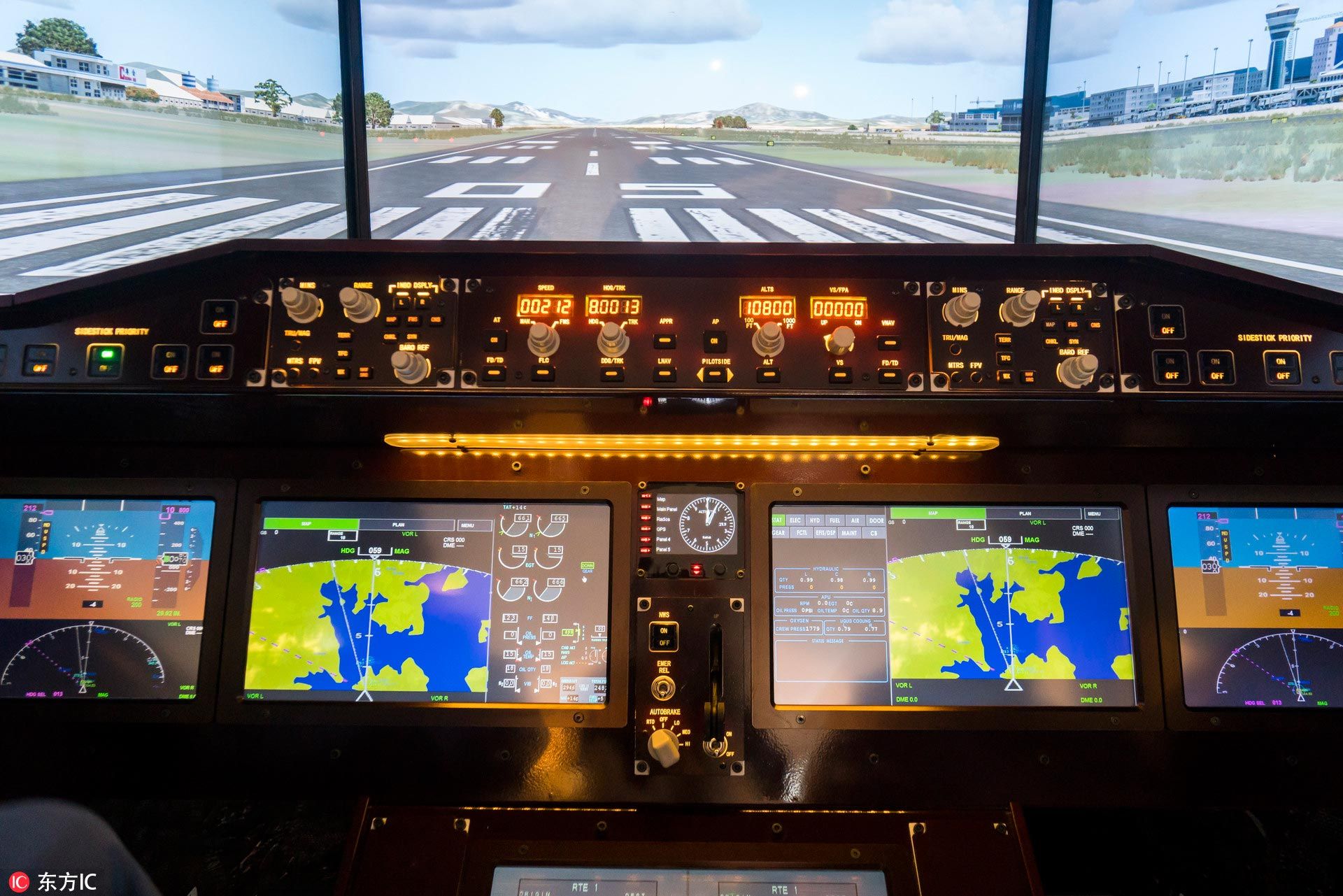 2017上海国际科博会开幕 C919飞行模拟器首次亮相引观众争相体验(3)-千龙网·中国首都网