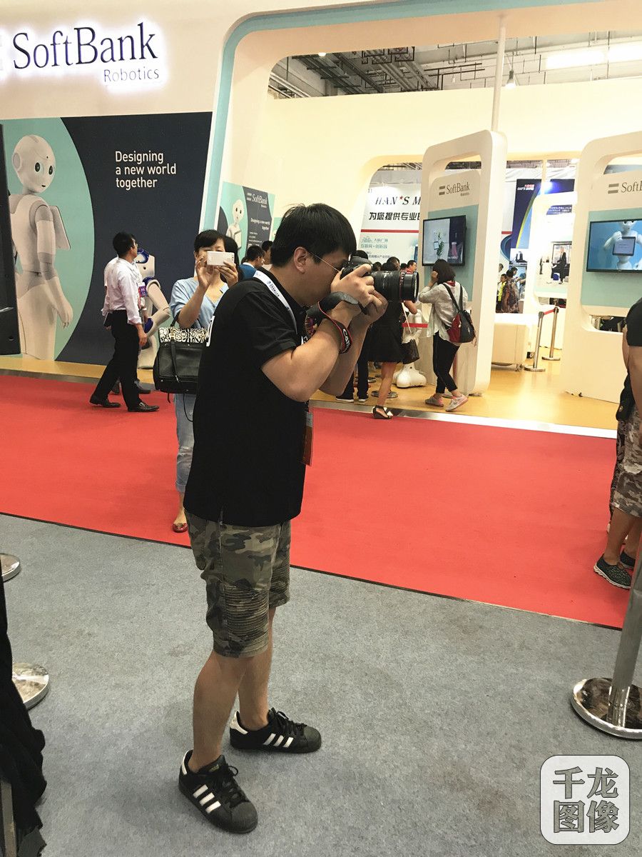 机器人大会上千龙网记者进行拍摄工作