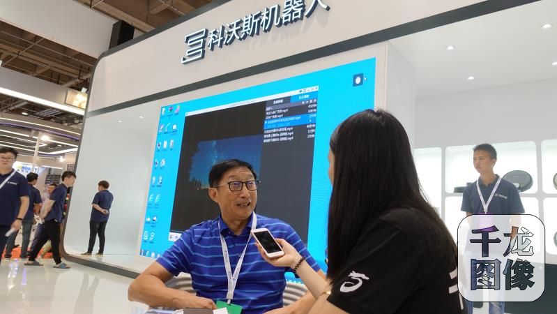 千龙网记者正在进行采访