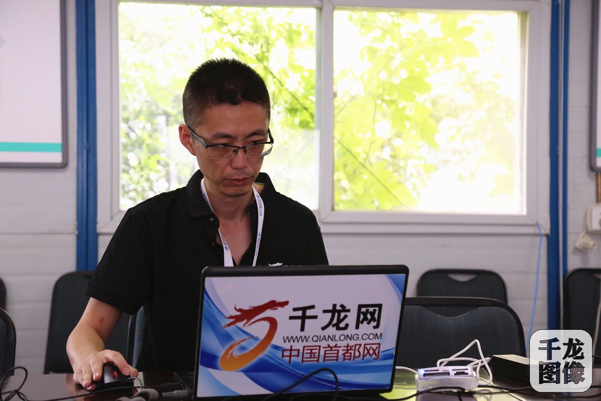 千龙网记者正在进行办公