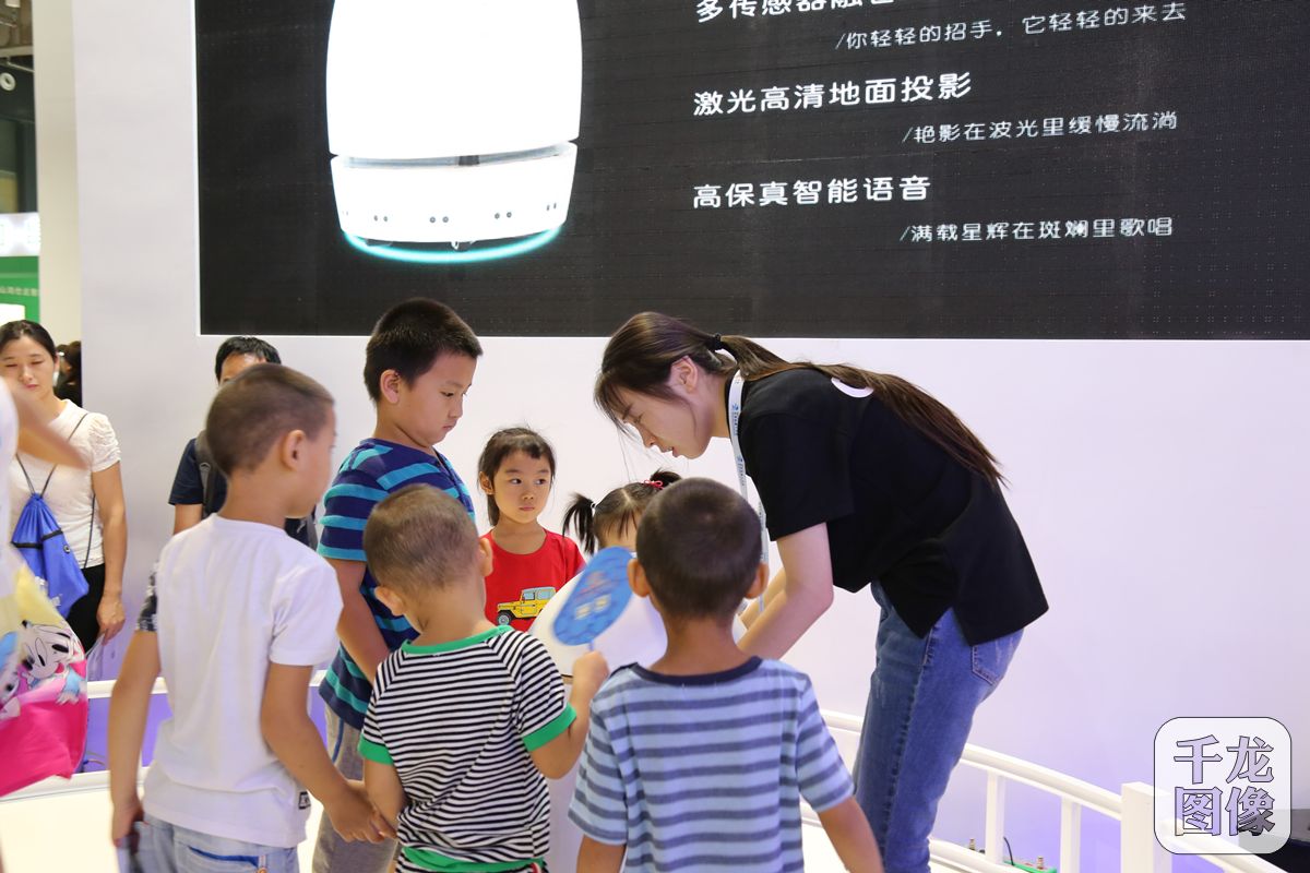 工作人员与小观众进行互动
