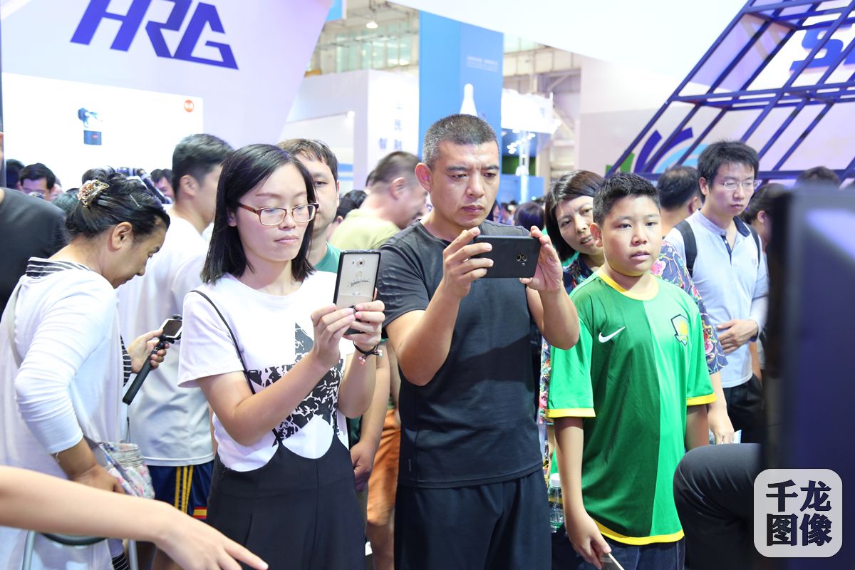 进行拍照留念的观众
