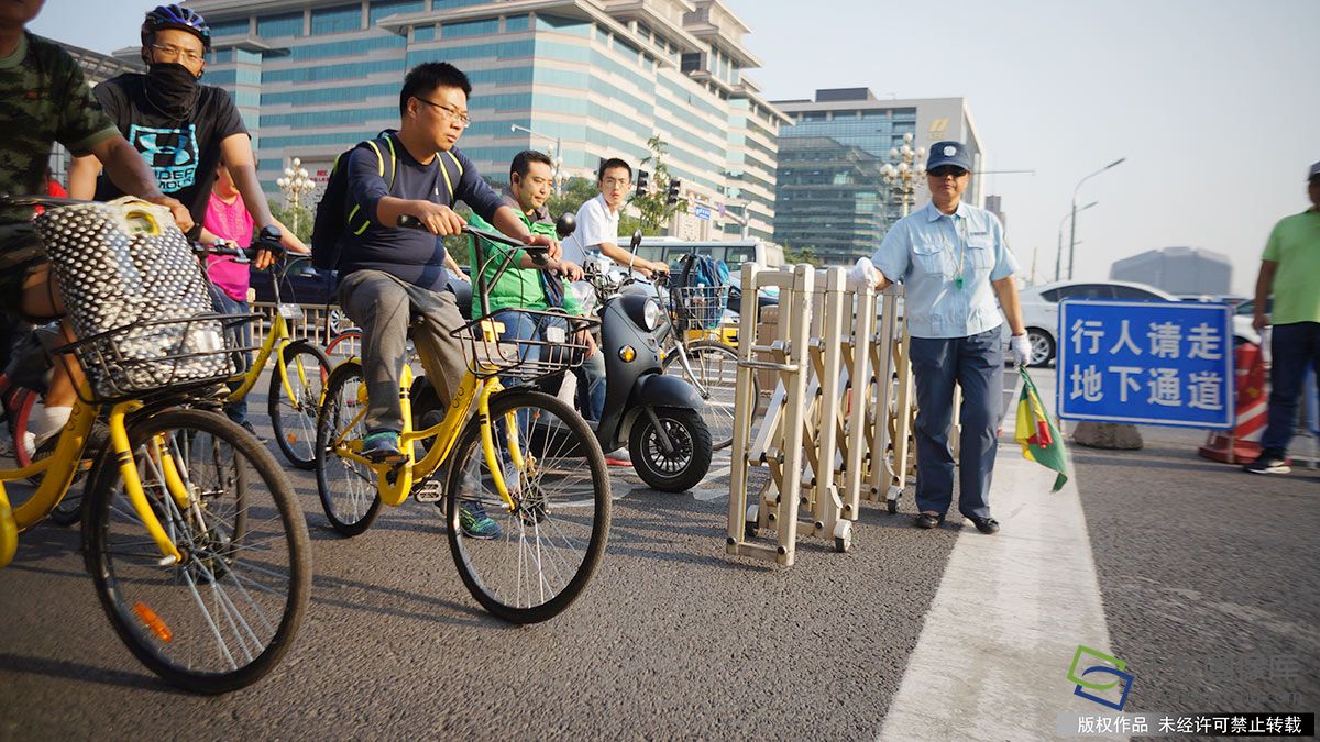 防闯红灯手动隔离栏亮相北京西单大街-千龙网