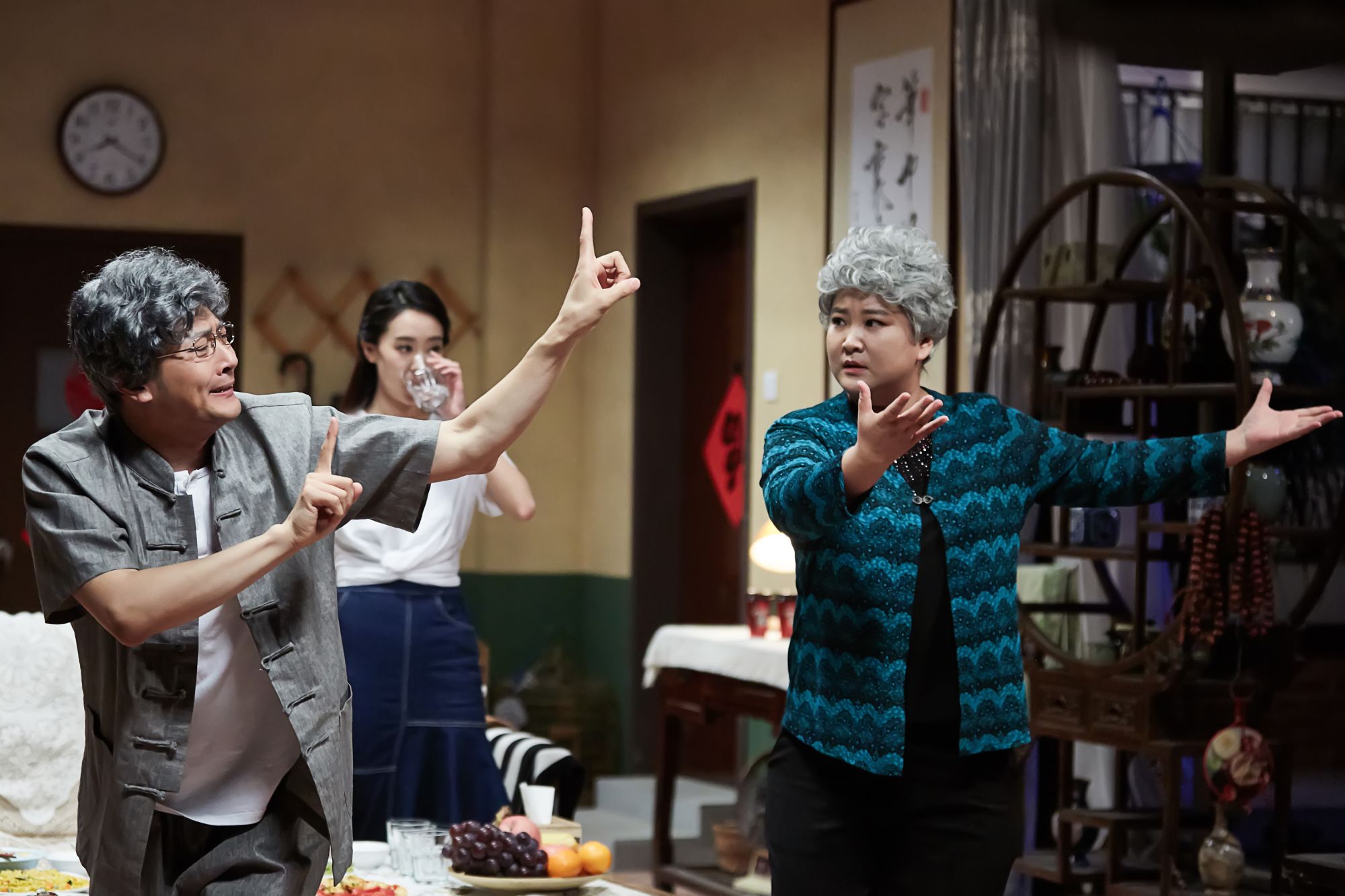 贾玲独坐沙发满脸委屈 家庭伦理大戏震撼来袭