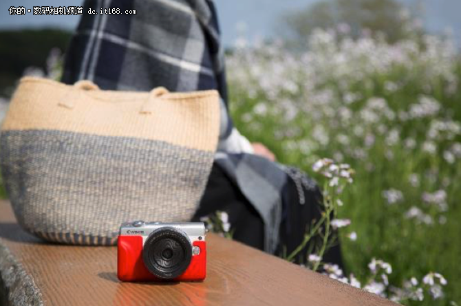 时尚小巧 佳能发布无反新品EOS M100