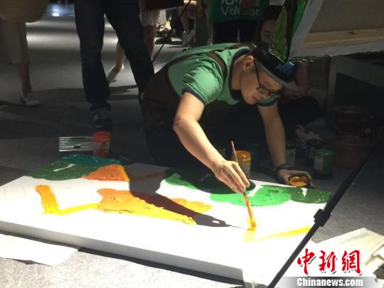 “小朋友画廊”发起者苗世明：筹款是筹集一个认知