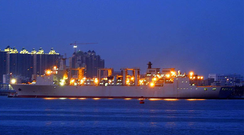 我国新型综合补给舰首舰加入海军服役 可为远