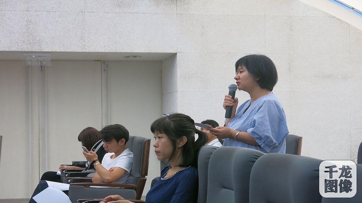 图为北京日报记者提问