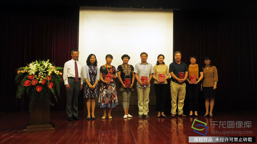 9月15日，北京大学国子监大讲堂于国子监彝伦堂举办10周年纪念活动。图为东城区街道、委办局、教育系统师生和学院代表获得《文苑英华》赠书。千龙网记者-张嘉玉摄