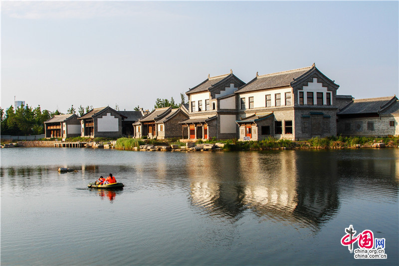 在青岛西海岸新区的风景线里,让人心醉的内容太多,这里大手笔进行的城市建设给人留下了深刻而难忘的印象,进入新区,总是让人的心情为之振奋、为之陶醉。可以毫不夸张地说,青岛西海岸新区就像是我们大家一起真诚呵护、精心培养的孩子,她的心气和希望可以从她健美的形象中显露出来,通过那一条条风景迷人的现代化道路亲情纽带的连接,她的开放气质是那么鲜明、超凡脱俗。位于行政中心宽大的广场和唐岛湾,海军公园,既是一座座城市客厅,又象一座座凌波而歌的舞台,青岛西海岸新区在这里尽情挥洒着新区人特有的热情,活力、浪漫,表现出了新区人