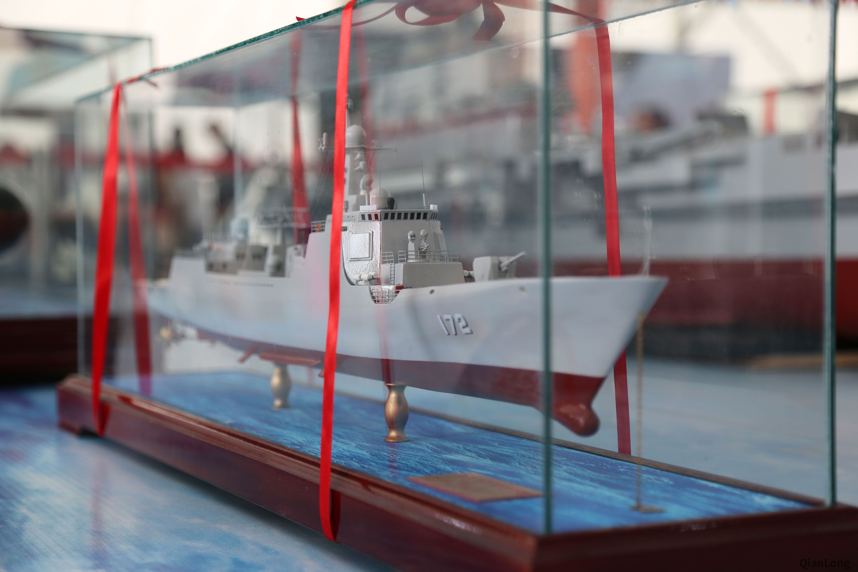 庆典广场的军事科技馆内展出的海军052D型导