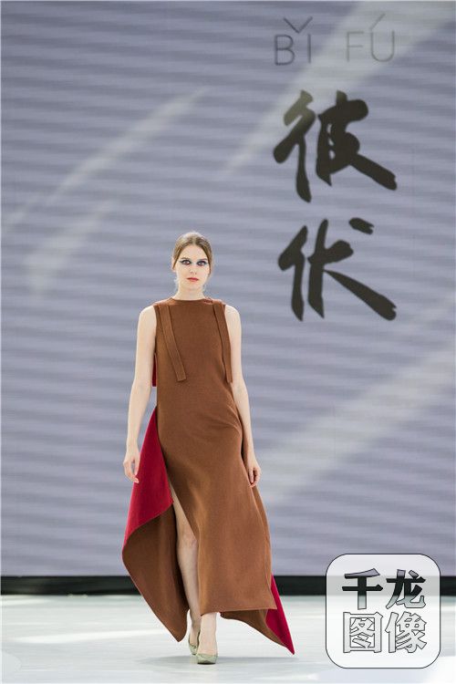 9月22日，北京凤凰中心，彼伏“飞天”2017秋冬大秀完美呈现. 彼伏作为中国本土诞生于北京的高级成衣品牌， 延续着品牌将中国文化国际化的品牌使命和品牌精神，在继“北朝壁画皇家摇滚系列”“桃花源系列”“飞行与旗袍系列”“时光之流系列”之后，在2017的秋冬，彼伏将中国文化瑰宝“敦煌飞天壁画”搬上T台。